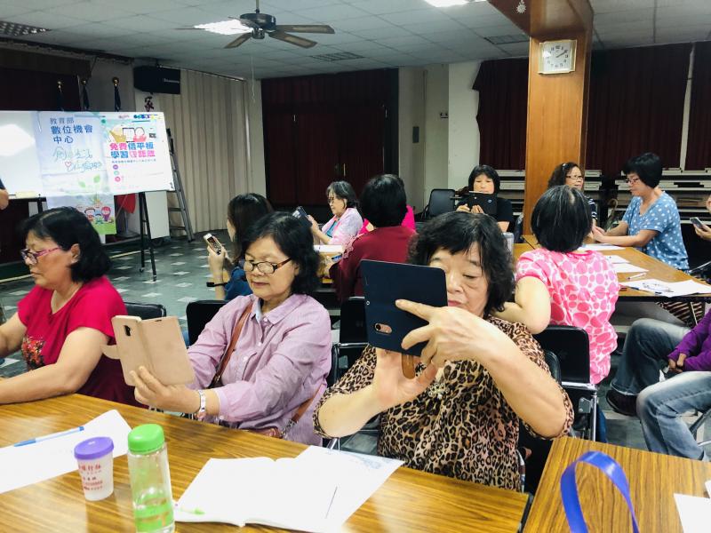 學員先用前鏡頭自拍