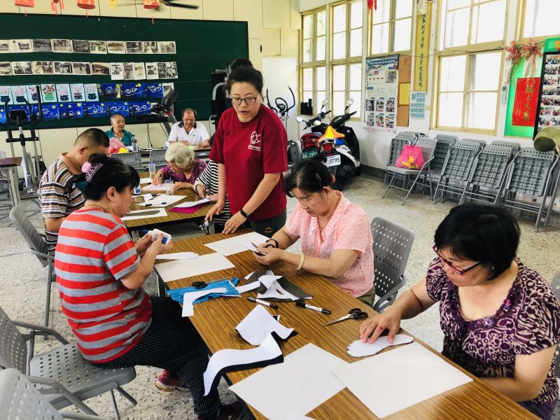 志工協助指導長輩
