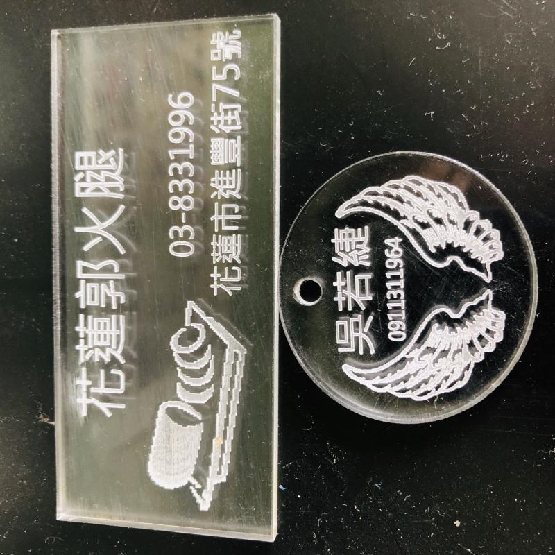 學員以雷射雕刻的上將自己的聯絡方式及姓名刻於壓克力板上。