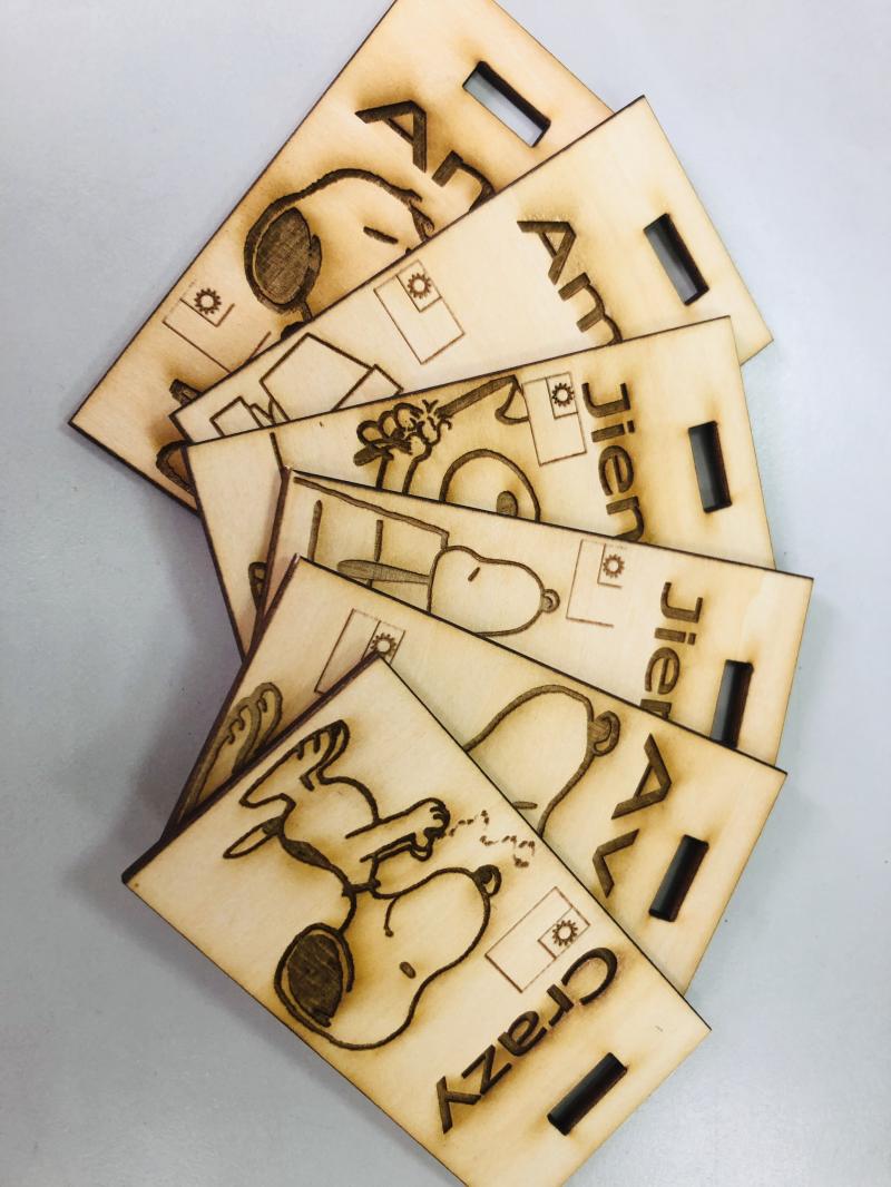 學員以雷射雕刻將snoopy刻在木片上。