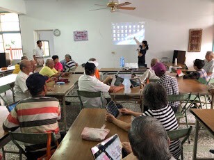 初次接觸平板的學員們對於平板完全陌生，課程開始一起來認識平板的基礎設定和操作吧