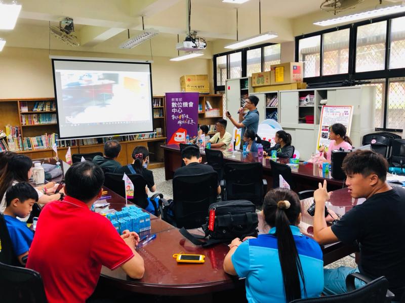 在育英國小講師每個細節的說明，也讓學員提起很期待學習興趣，將目光都注視在他的身上。