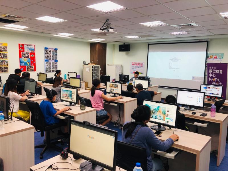 講師帶領大家來到電腦教室內，小朋友們坐在電腦桌前馬上就使用起了電腦，講師則繼續他的課程。