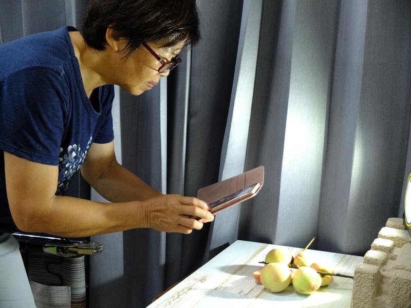 學員們要挑戰拍出水果不同角度的特寫和質感