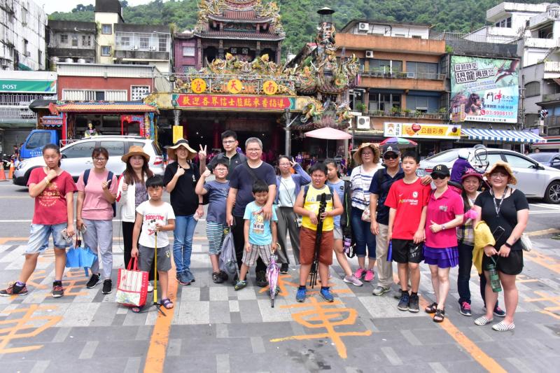 講師及學生在實地拍攝完後，於南天宮前面留下了一張合照。