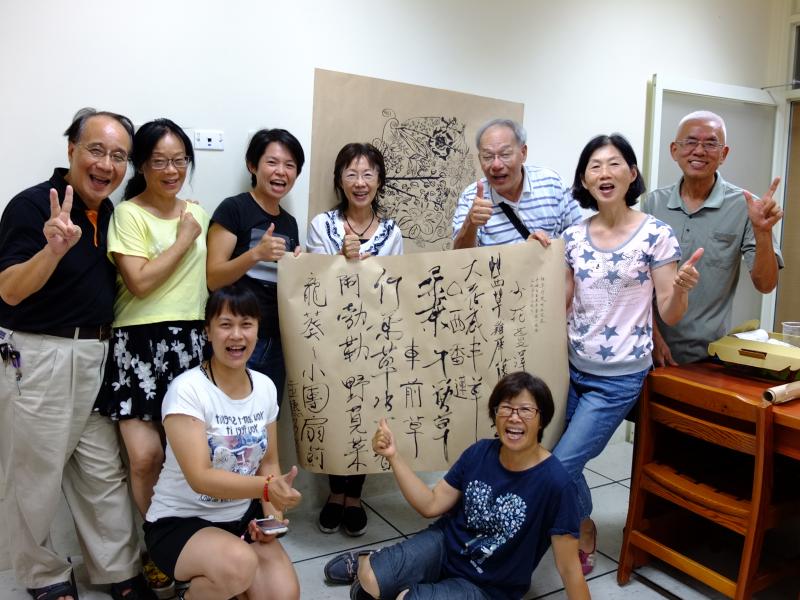 卓蘭DOC學員與雜草曼陀羅圖，和土地給的配方合照