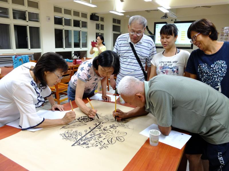 在學員們的巧手下，將雜草繪製成栩栩如生的卓蘭雜草曼陀羅圖