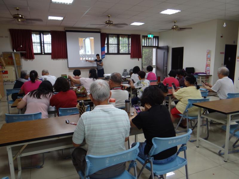 E起來環保-環保編織袋課程前置作業，講師授課中。