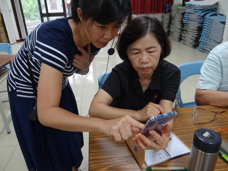 下載小影APP，編輯拍攝的編織袋過程，製作成一支影片。