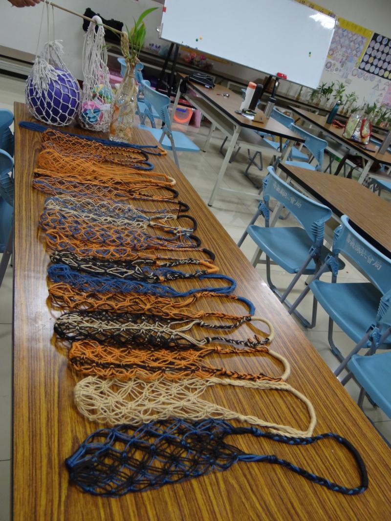 學員編織袋成果，大家把成品放桌上來張大合照。