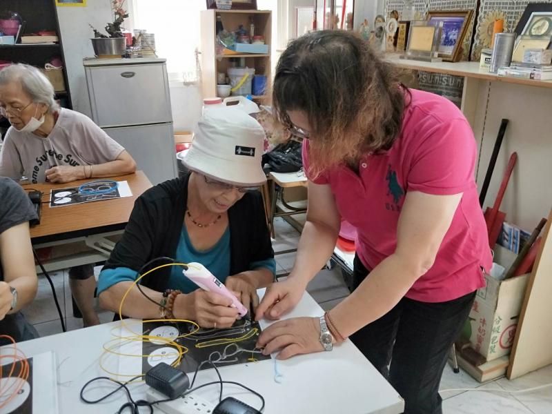 老師協助指導學員操作3D列印筆平面實物構圖