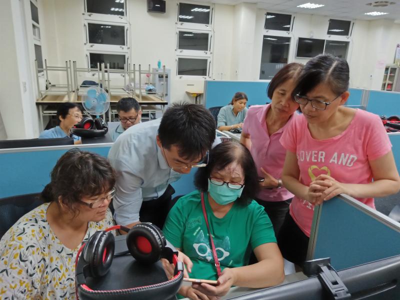 講師實際操作講解手機與電腦的關聯。