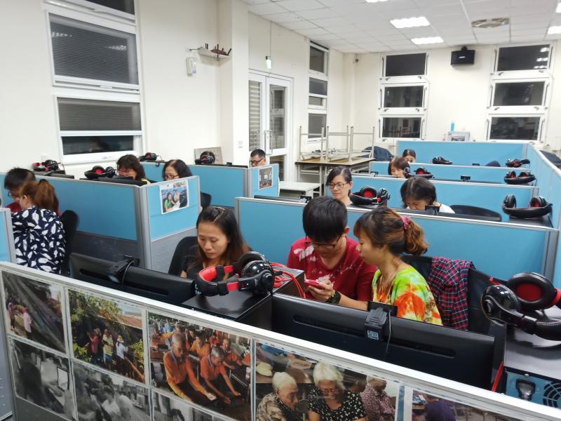 同學們相互學習請教，一起練習講師教授的重點技巧。