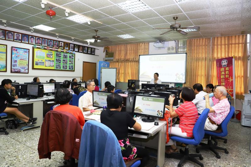 小惠老師說明簡報設計與介面環境認識