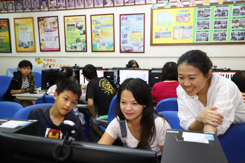 張老師個別指導學員如何插入轉場特效