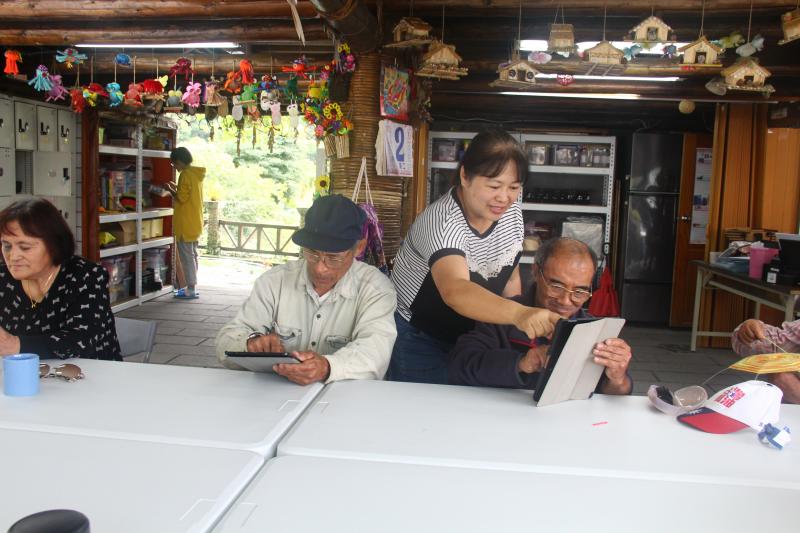 莊老師個別指導學員如何使用藍芽無線列印