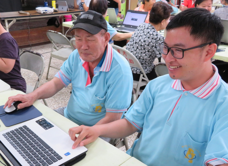 學員彼此針對電腦操作互相討論學習