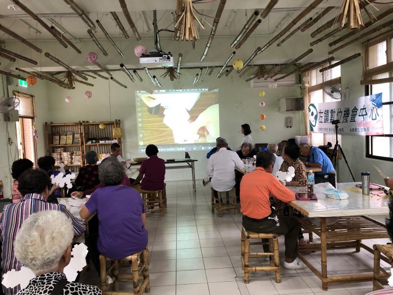 以影片播放的方式讓學員們可以看清楚如何摺疊成品的步驟及細節