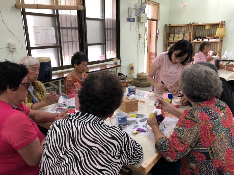 腦中專心地想著如何幫自己的存錢筒妝點出色彩繽紛最美的樣子