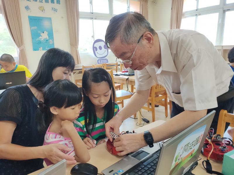 老師教親子操作kitten block