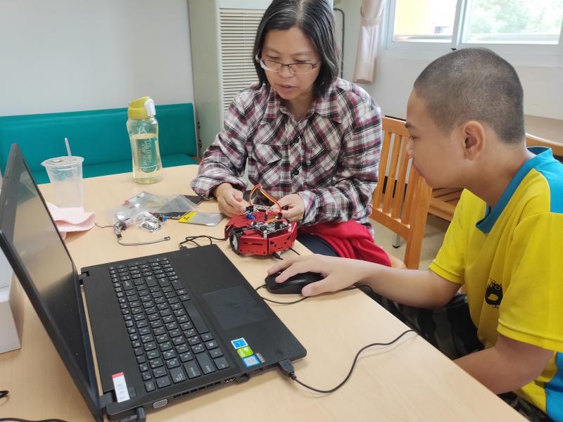 親子 一起共同學習跟研究kitten block