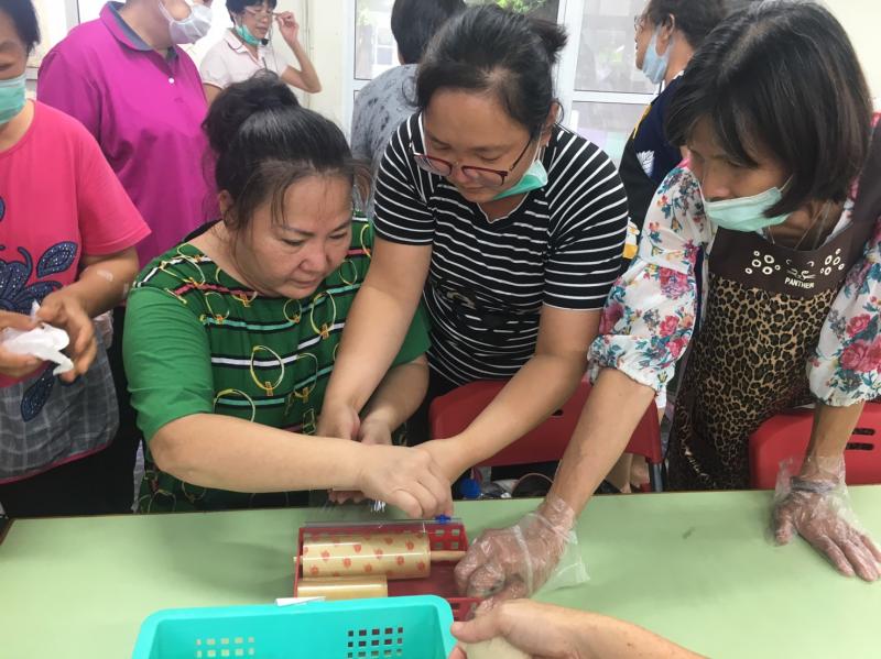 初次體驗包皂學員，雖然有些手忙腳亂，也完成了包皂