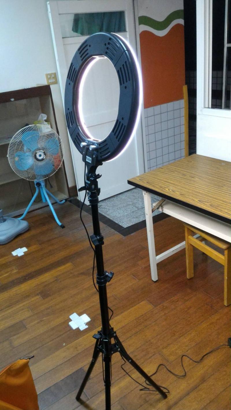 環形燈打亮拍攝者