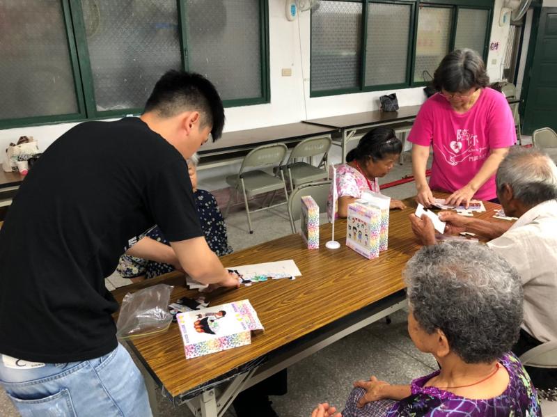 講師教導長輩學員們三媽拼圖遊戲規則