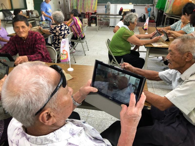 教導學員們如何運用平板拍照及錄影