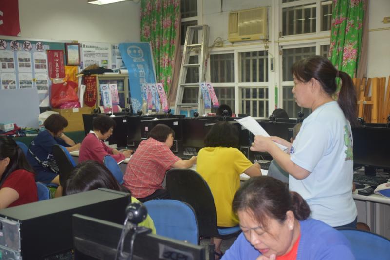 學員跟著老師一起朗誦詔安客語的發音