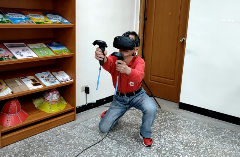 看這射擊姿勢，我可是參加過「金馬自衛隊」的訓練哦！