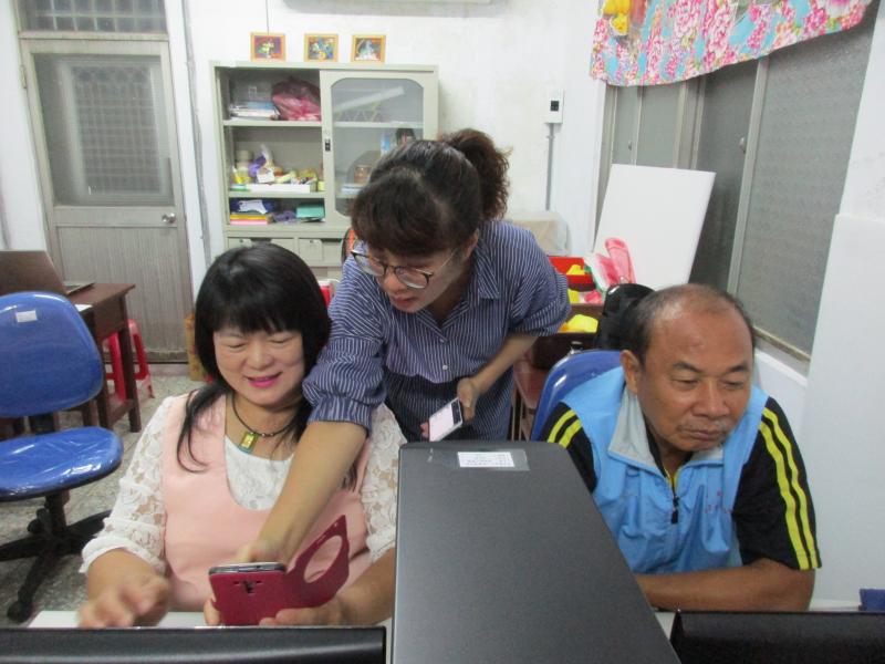 講師與學員們分享數位廣告投放與操作