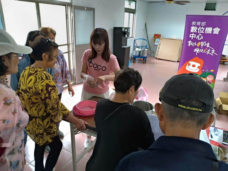 行動DOC來到大全社區上課，老師上課情形。