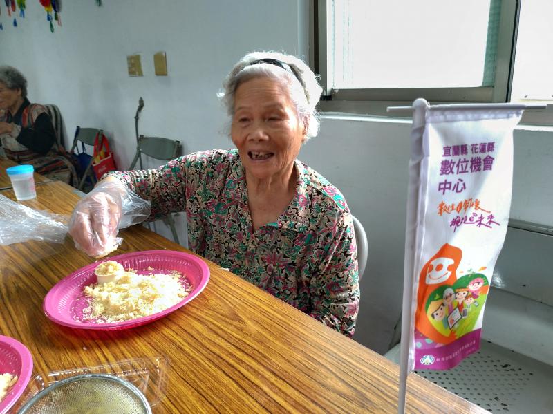 行動DOC來到大全社區上課，學員長輩上課情形。