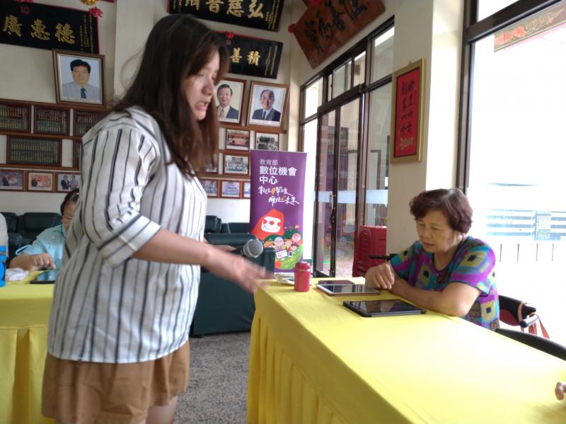 講師協助長輩操作平板電腦。