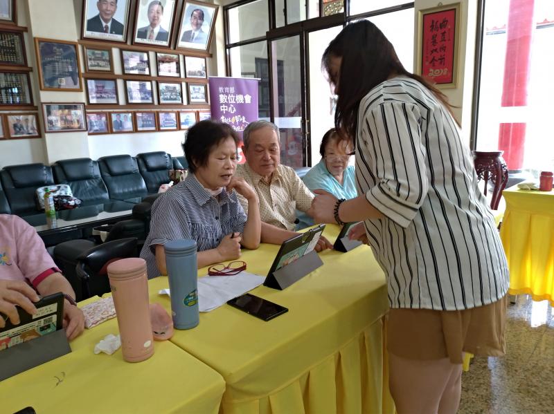 在講師的細心協助下，學員順利的操作起平板電腦。