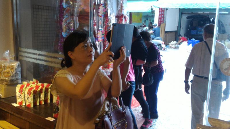 講師帶領學員們到老街的商店街一一拜訪拍攝照片