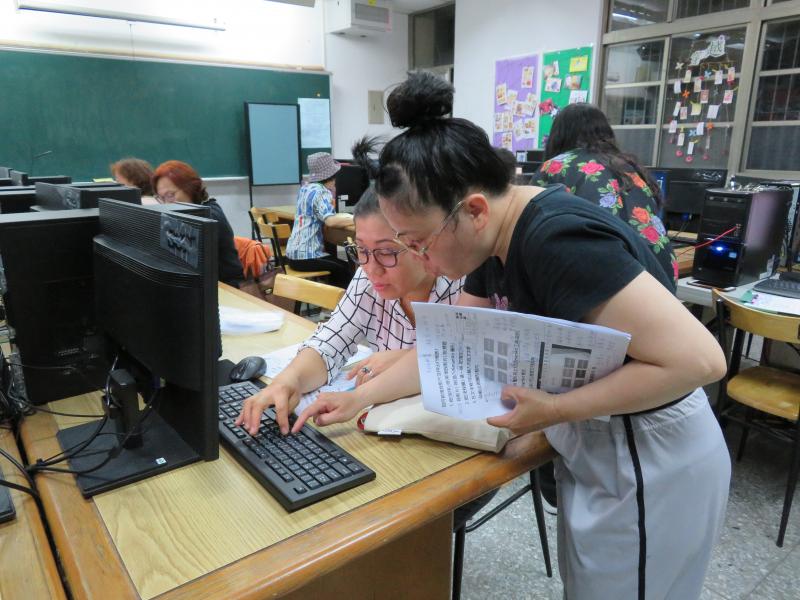 學員們互相討論研究。