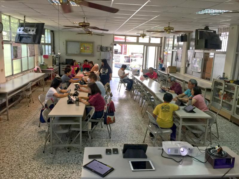 指導學員利用平板設定上網，平板安裝App，查詢生活資訊、氣象；讓學員們可以借用平板回家做學習。