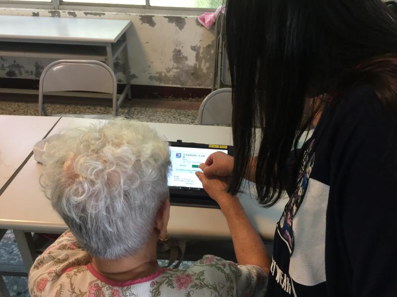 利用平板下載遊戲，讓社區長者動動腦、動動手，預防失智。