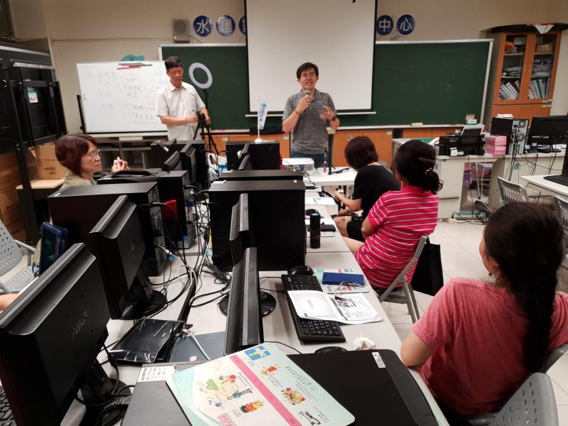 我是網紅-農特產直播秀課程，課堂中學員認真聽老師講解。