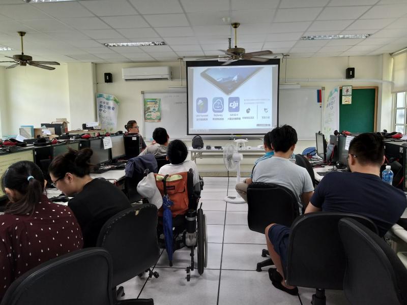 學習如何操用作空拍機和空拍機