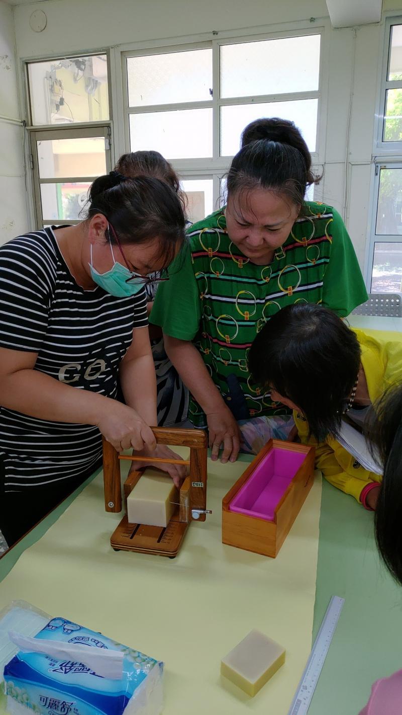 初次體驗切皂學員，屏住氣息全神贯注在切皂