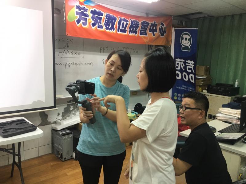 講師與學員討論並示範操作方式