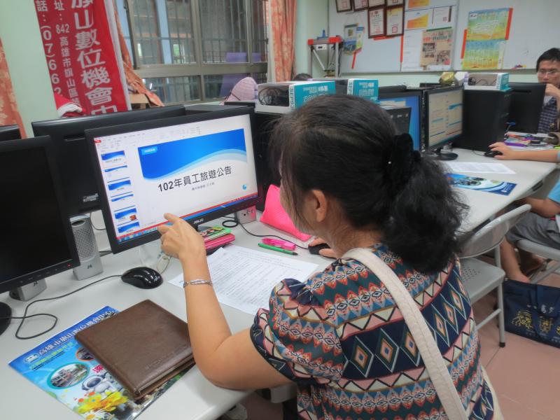 學員努力抄寫操作路徑。