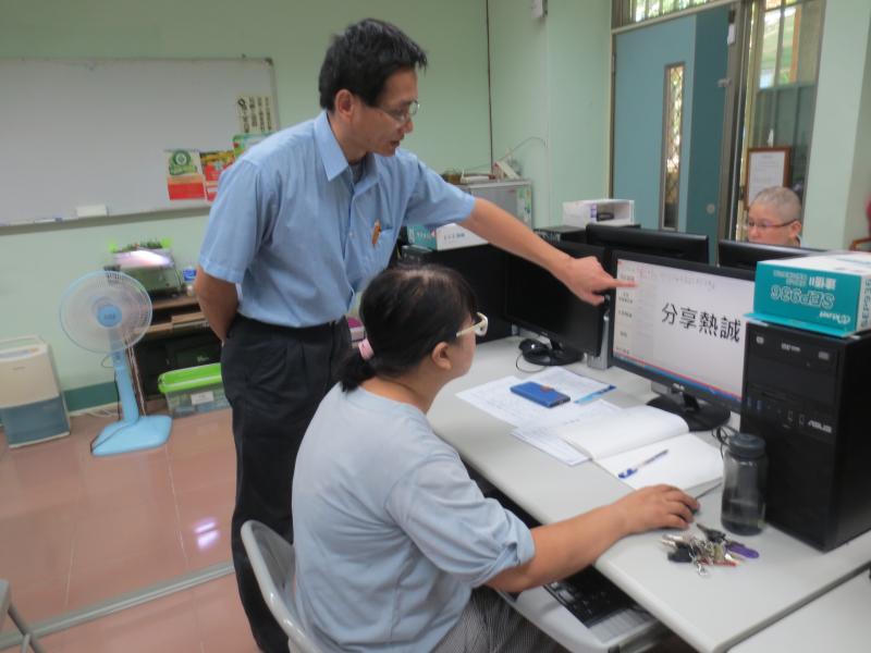 學員對操作不熟悉，需要老師個別指導。