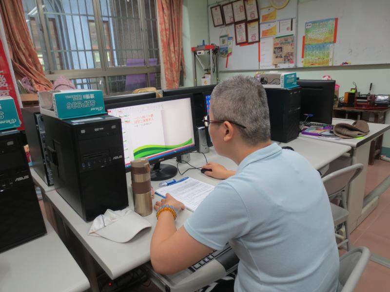 學員正在努力的練習TQC考題