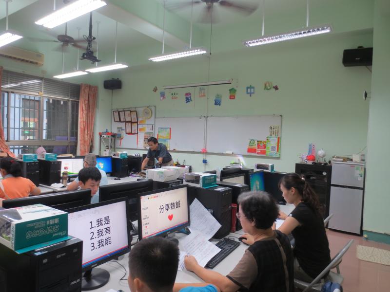 大家很用心在聽老師如何解題