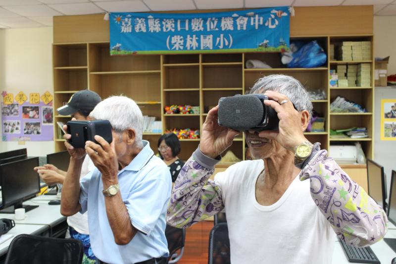 學員體驗拍攝360度照片，使用VR眼鏡觀看