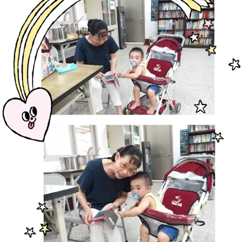 好學的阿婆帶孫來上課，幸福的祖孫樂。